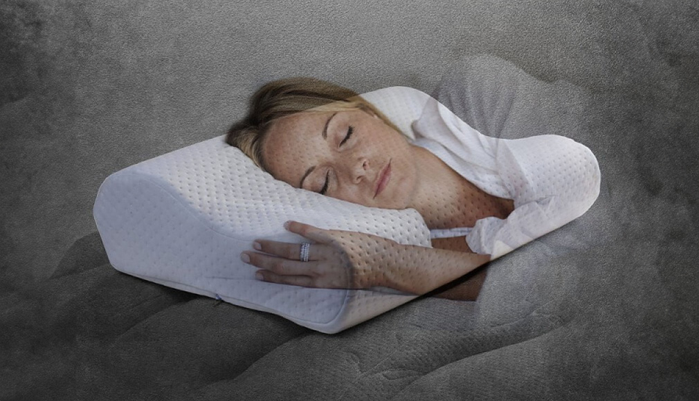 woman_sleeping_on_contour_pillow